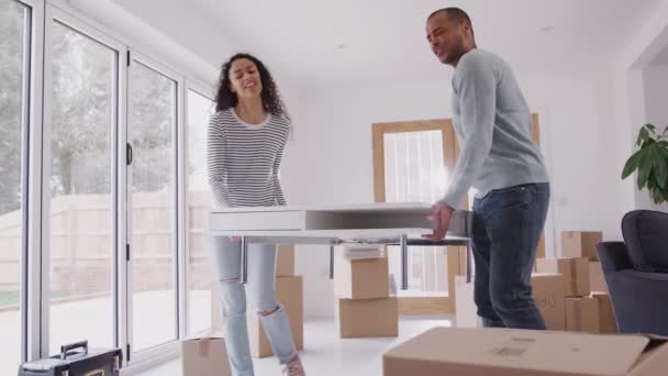 Couple Portant Table Dans Une Nouvelle Maison Jour Déménagement Tourné — Video