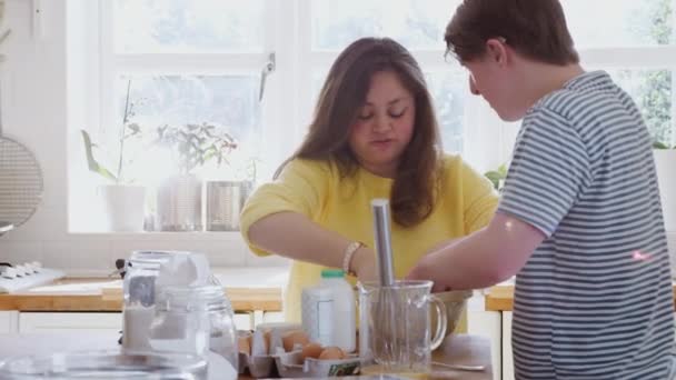 Jovens Downs Síndrome Casal Cozinha Casa Misturando Ingredientes Tigela Mão — Vídeo de Stock