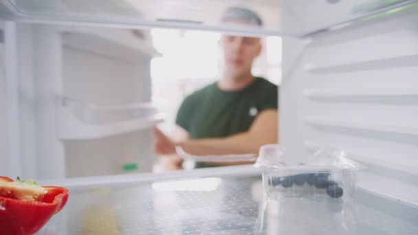 Вид Изнутри Пустого Холодильника Молодой Человек Открывает Дверь Кладет Открытую — стоковое видео