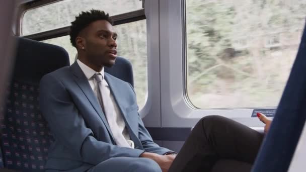 Adamı Kadını Tren Vagonunda Oturup Işe Giderken Ağır Çekimde Konuşuyorlar — Stok video