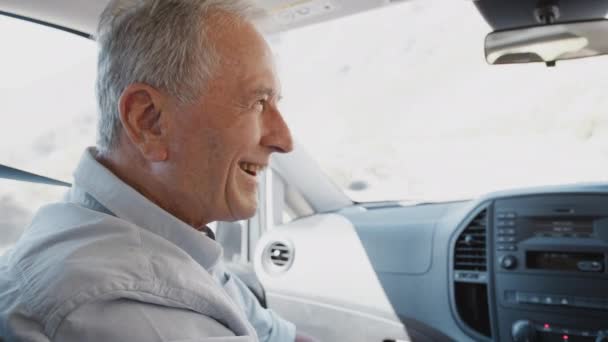 Zobacz Wewnątrz Samochodu Jako Para Seniorów Jazdy Miejsca Wypoczynku Wzdłuż — Wideo stockowe