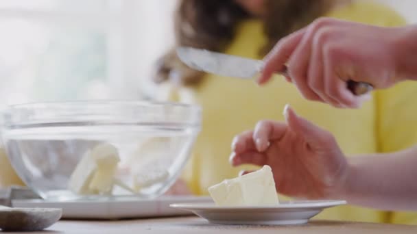 Close Jovem Casal Síndrome Downs Cozinha Casa Medindo Manteiga Para — Vídeo de Stock