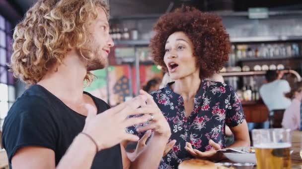 Paar Date Eten Praten Drukke Restaurant Geschoten Slow Motion — Stockvideo