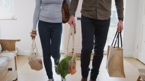 Nahaufnahme Eines Ehepaares Das Mit Einkäufen Plastiktüten Nach Hause Kommt — Stockvideo