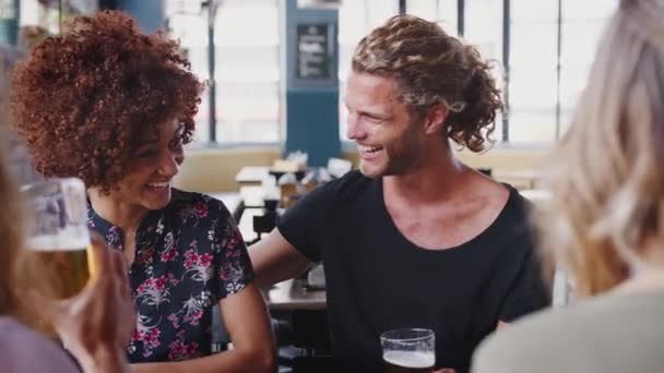 Grupo Jovens Amigos Reunidos Bar Socialização Filmados Câmera Lenta — Vídeo de Stock