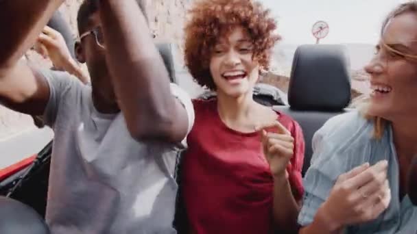 Grupo Jóvenes Amigos Emocionados Parte Posterior Parte Superior Del Coche — Vídeos de Stock