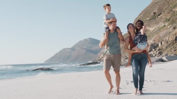 Genitori Vacanza Passeggiando Lungo Spiaggia Sabbiosa Portando Insieme Bambini Fucilati — Video Stock