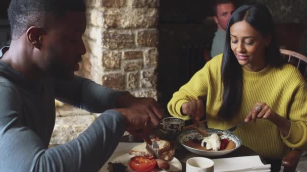 在传统的英语度假酒店里 情侣们坐在餐桌旁 吃熟食早餐和水果煎饼 — 图库视频影像