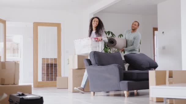 興奮したカップル運ぶボックスに新しい家に移動上の日抱擁とキス 遅い動きで撮影 — ストック動画