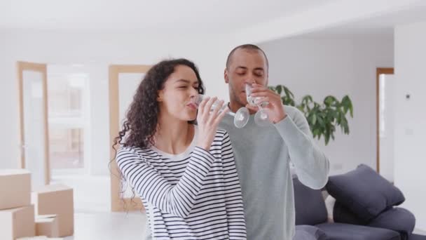 Pareja Pie Habitación Rodeada Cajas Celebrando Con Champán Movimiento Día — Vídeo de stock