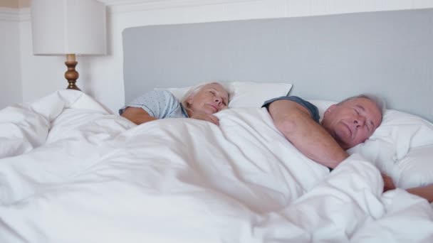Senior Par Sover Liggande Sängen Hemma Tillsammans Skjuten Slow Motion — Stockvideo