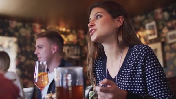 Gente Comiendo Bebiendo Restaurante Concurrido Baleado Cámara Lenta — Vídeo de stock
