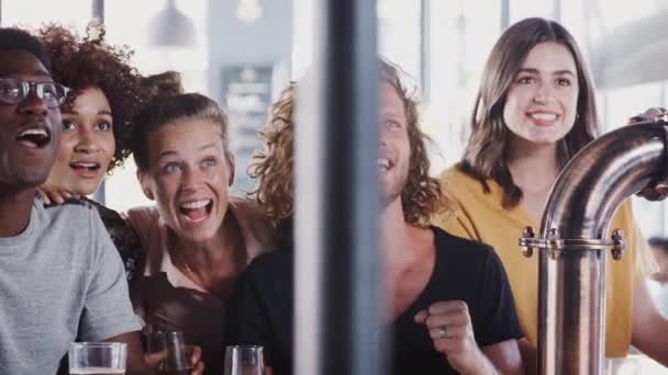 Grupo Amigos Bebendo Cerveja Assistindo Evento Esportivo Bar Comemorando Filmado — Vídeo de Stock