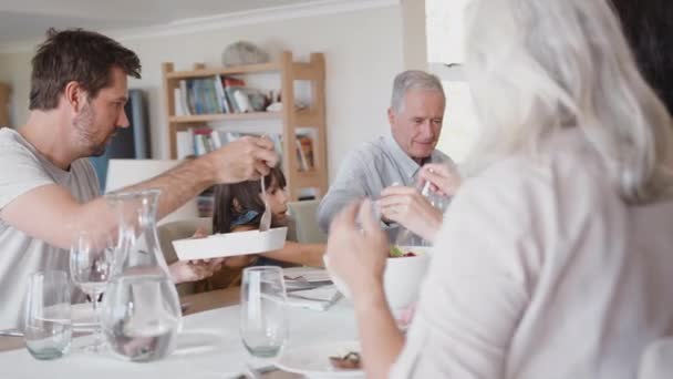 Família Várias Gerações Sentadas Mesa Casa Desfrutando Refeição Juntas Filmadas — Vídeo de Stock