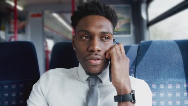 Empresário Sentado Trem Viajando Para Trabalho Conversando Telefone Celular Filmado — Vídeo de Stock