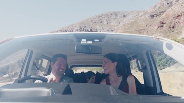 Araba Dışından Bakıldığında Aile Fertleri Taşıyıcıda Oturur Yavaş Çekimde Tatil — Stok video