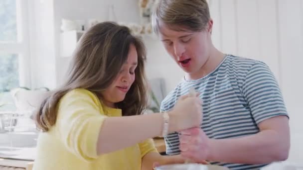 Jovens Downs Síndrome Casal Cozinha Casa Misturando Ingredientes Tigela Para — Vídeo de Stock