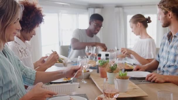 Groep Vrienden Zitten Rond Tafel Thuis Genieten Van Maaltijd Samen — Stockvideo