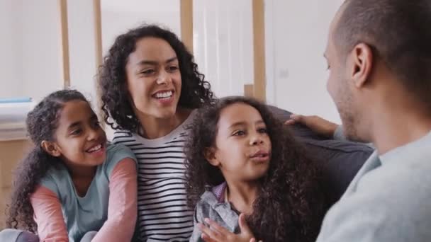 Famille Assis Sur Canapé Prendre Une Pause Entourée Boîtes Sur — Video