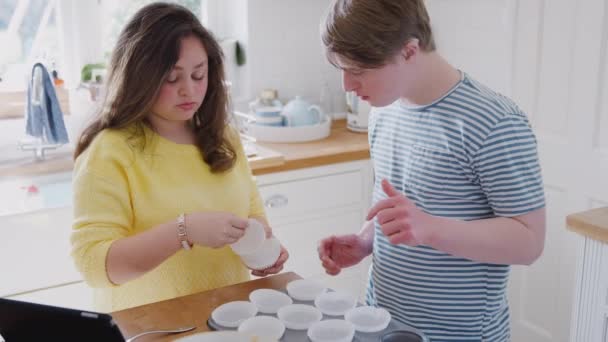 Síndrome Young Downs Pareja Horneando Cocina Casa Poniendo Cajas Magdalenas — Vídeos de Stock