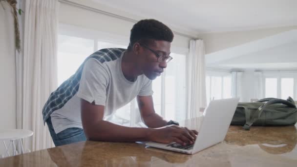 Evde Giyinmiş Bir Adam Akıllı Sehpadan Laptopa Sağlık Verilerini Indiriyor — Stok video