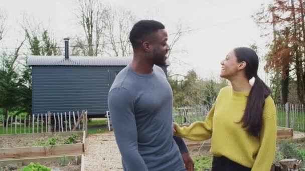 Retrato Livre Casal Sorrindo Passar Férias Eco Lodge Filmado Câmera — Vídeo de Stock