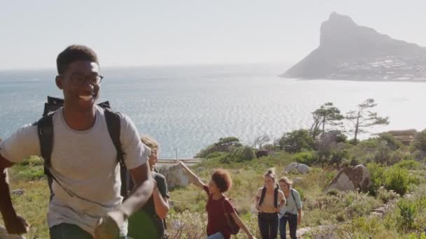 Grupp Unga Vänner Vandrar Uppför Klippor Kustvägen Genom Vacker Natur — Stockvideo