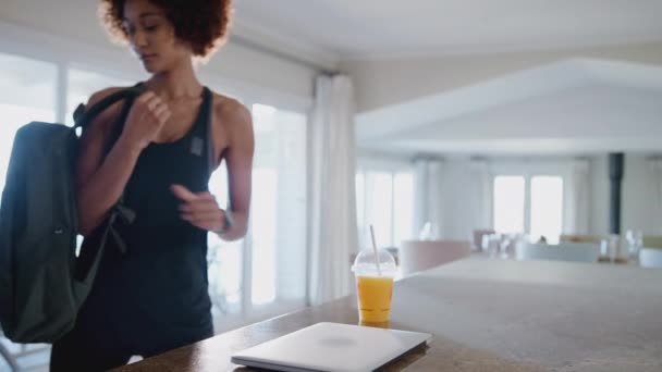 Junge Frau Hause Lädt Nach Gymnastik Gesundheitsdaten Von Smartwatch Auf — Stockvideo