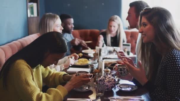 Groupe Personnes Réunissant Dans Restaurant Anglais Traditionnel Pour Nourriture Les — Video