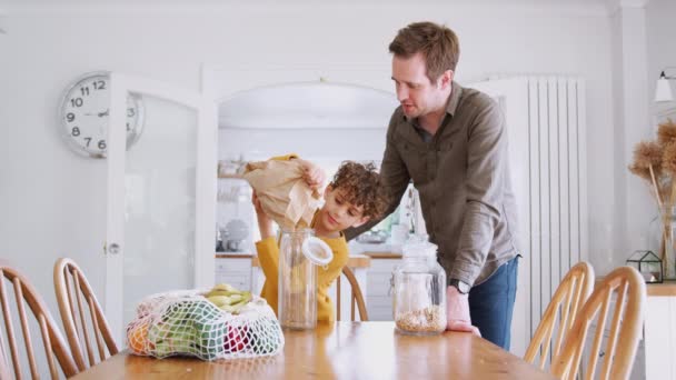 Pai Filho Enchendo Recipientes Comida Sacos Papel Livre Plástico Cozinha — Vídeo de Stock