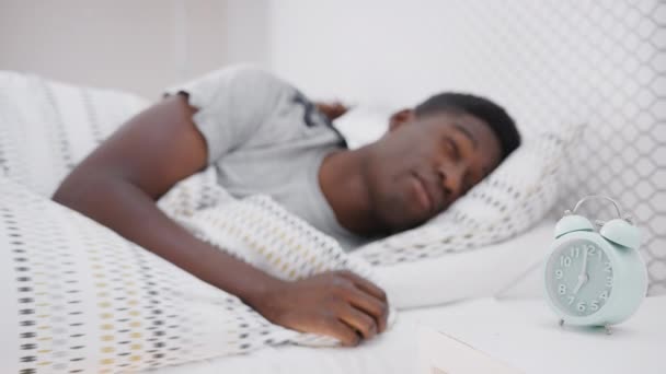 Homme Qui Dort Lit Tend Main Pour Éteindre Réveil Sur — Video