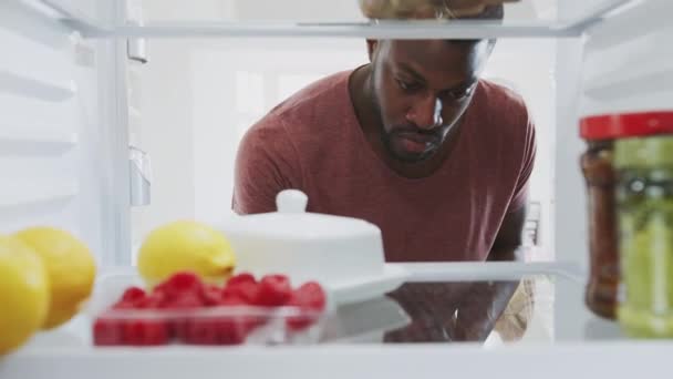 Vista Dentro Geladeira Como Homem Abre Porta Descompõe Mantimentos Sacos — Vídeo de Stock