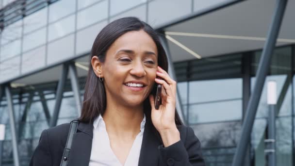 Bizneswoman Rozmawia Przez Telefon Komórkowy Gdy Przechodzi Obok Budynku Biurowego — Wideo stockowe