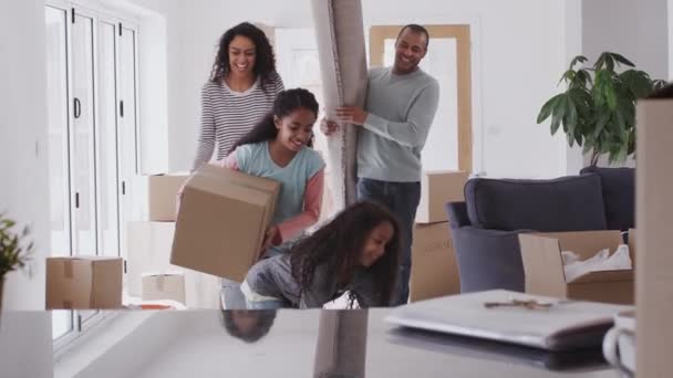 Spannende Familie Draagt Dozen Tapijt Naar Een Nieuw Huis Het — Stockvideo