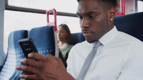 電車の通勤中に座っているビジネスマンは テキストメッセージを作業し 携帯電話でメッセージをチェックする スローモーションで撮影 — ストック動画