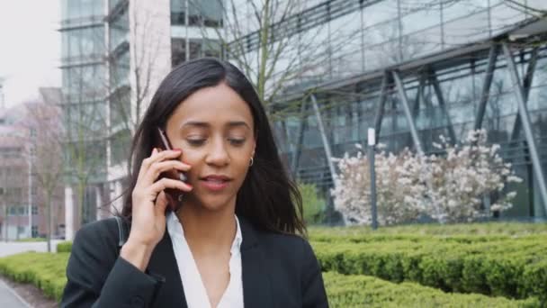 Empresaria Hablando Por Teléfono Móvil Mientras Pasea Por Edificio Oficinas — Vídeo de stock