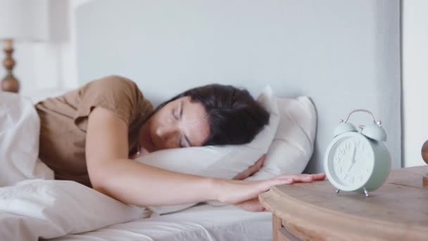 Femme Qui Dort Lit Tend Main Pour Éteindre Réveil Sur — Video