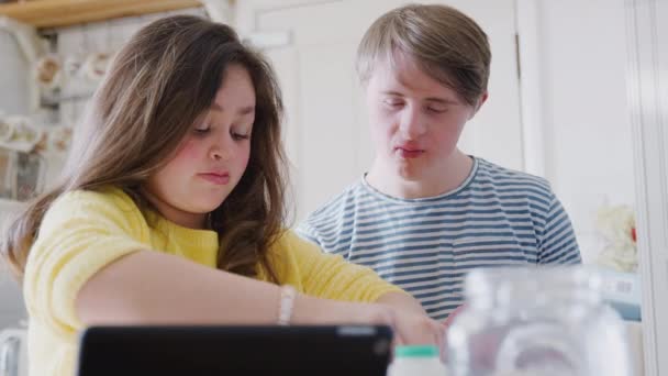 Pareja Del Síndrome Young Downs Cocina Casa Mezclando Los Ingredientes — Vídeo de stock