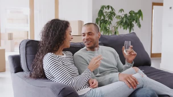 Paar Sitzt Auf Sofa Und Feiert Mit Champagner Als Sie — Stockvideo