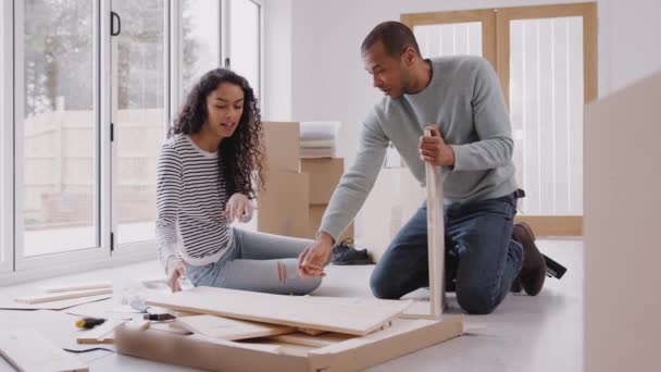 カップル一緒に自分の組み立て家具で新しい家に移動日 遅い動きで撮影 — ストック動画