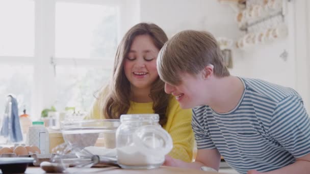 Młoda Para Downs Syndrom Kuchni Domu Pomiar Składników Pieczenia Ciasta — Wideo stockowe