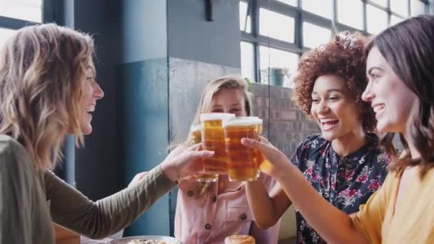 一群年轻的女性朋友在餐馆酒吧里用啤酒举杯庆祝 动作缓慢 — 图库视频影像