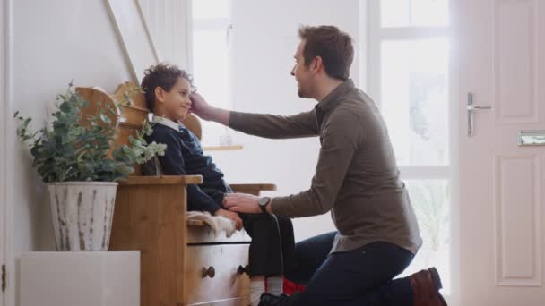 Vader Helpt Zoon Thuis Een Nieuw Schooluniform Aan Trekken Eerste — Stockvideo