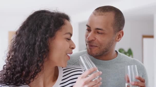 Sevgi Dolu Bir Çift Evdeki Kanepede Oturuyor Ağır Çekimde Şampanyayla — Stok video