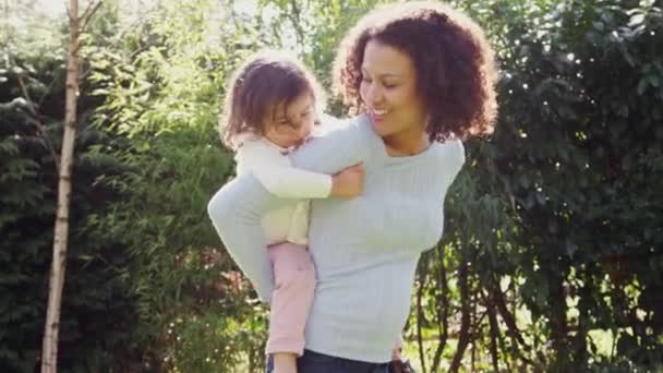 Anne Küçük Kızı Sırtında Eve Götürüyor Ağır Çekimde Çekilmiş — Stok video