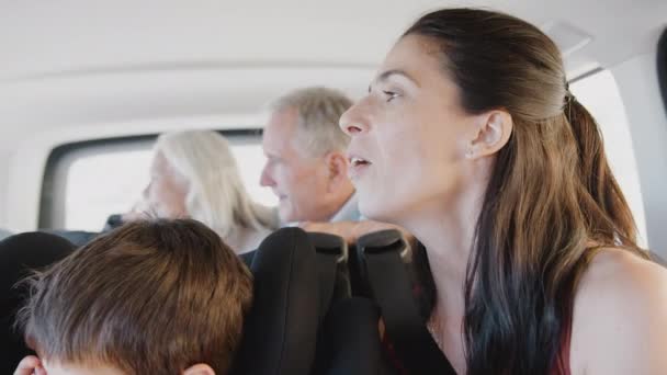 乘坐载客车前往度假目的地的多代家庭成员 慢镜头拍摄 — 图库视频影像