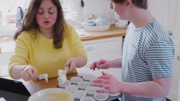 Young Downs Szindróma Pár Sütés Konyhában Otthon Üzembe Keverék Cupcake — Stock videók