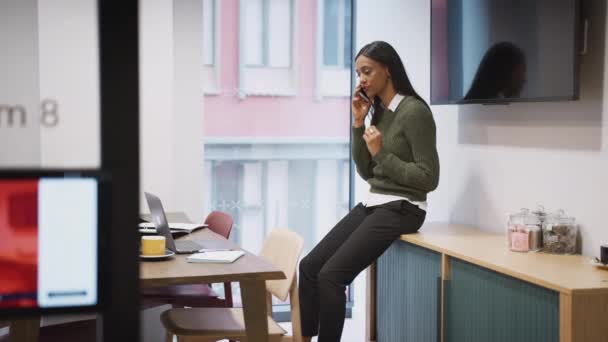 Mujer Negocios Sentada Escritorio Sala Reuniones Hablando Por Teléfono Móvil — Vídeo de stock