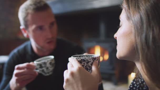Masada Oturan Geleneksel Ngiliz Tatil Otelinde Çay Içen Çiftin Yakın — Stok video