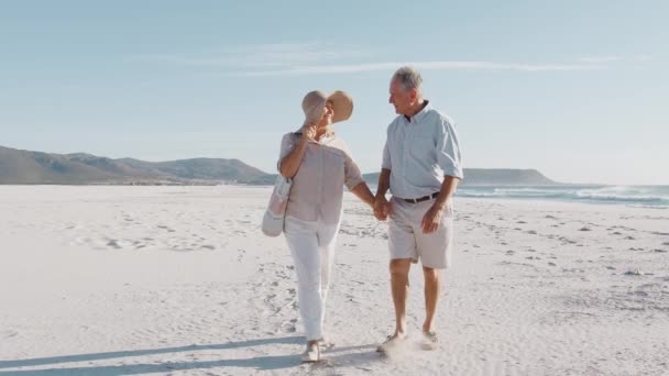 Seniorenpaar Urlaub Spaziert Gemeinsam Sandstrand Entlang Aufgenommen Zeitlupe — Stockvideo
